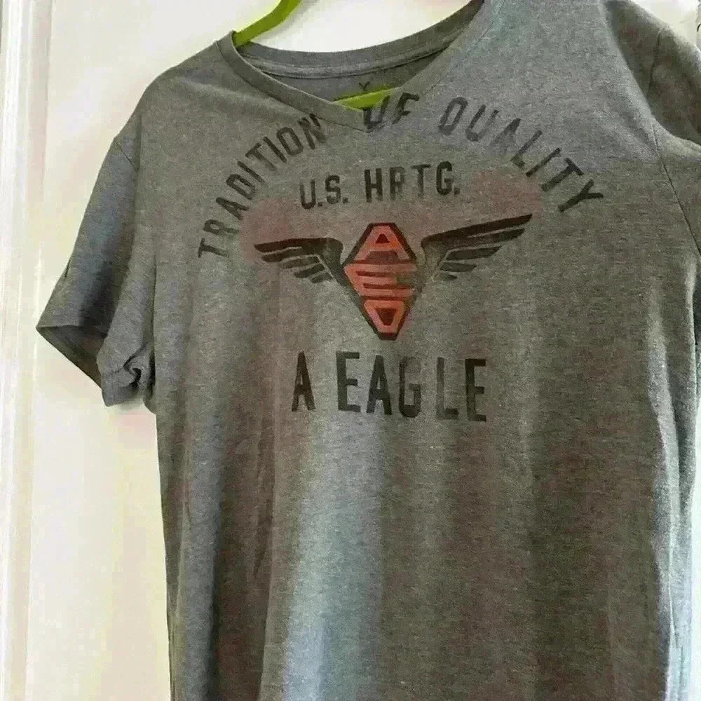 American Eagle men’s graphic tee. Size: L